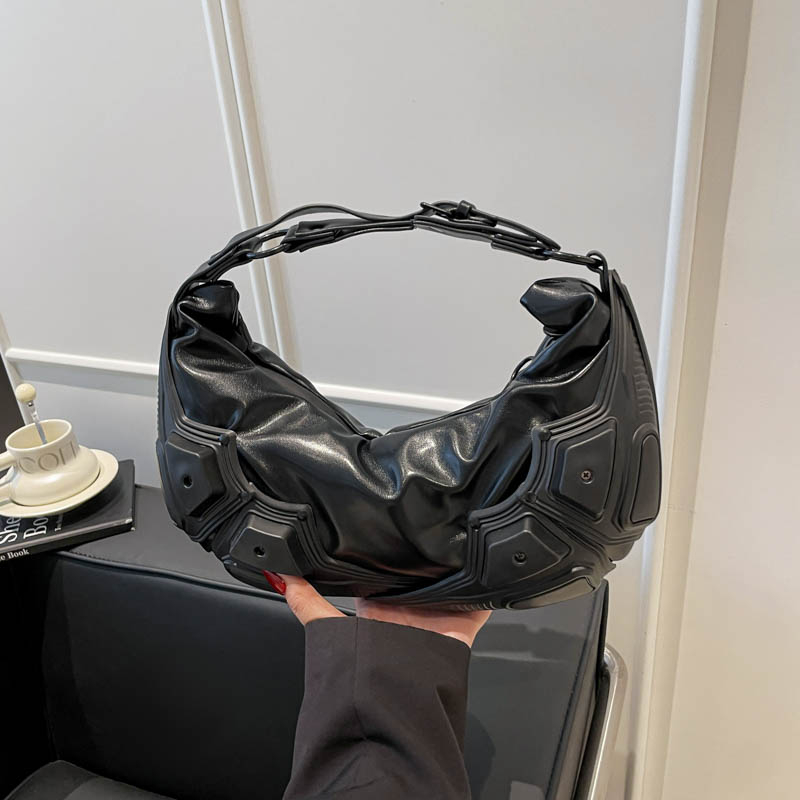 Women Bags 2026 Trends - Koyu Renkli Trend Yarım Ay Şeklinde